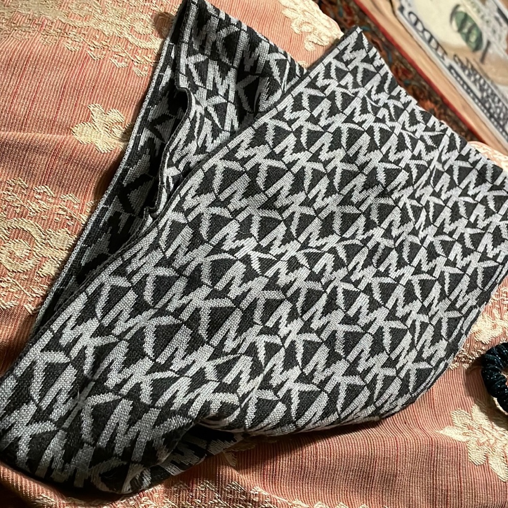 Like new Michael kors infinity scarf